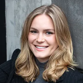 Portrait von Pauline Galler, Absolventin der IAF Schauspielschule, 2023