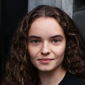 Portrait von Luisa, Absolventin der IAF Schauspielschule, 2022
