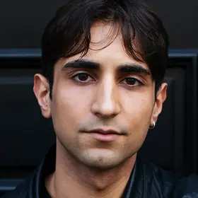 Portrait von Sergen Meral, Absolvent der IAF Schauspielschule, 2022