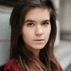 Portrait von Naomi Ast, Absolventin der IAF Schauspielschule, 2019