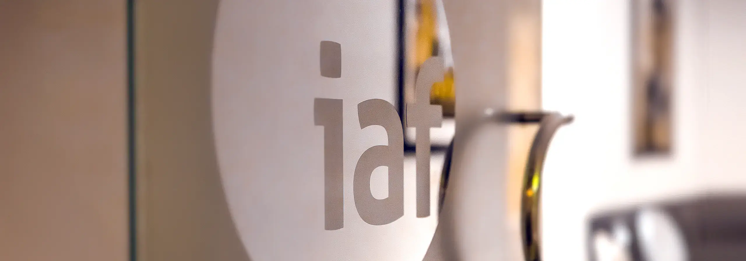 Glasscheibe der Eingangstür der IAF Schauspielschule mit IAF-Logo