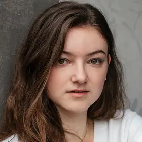 Portrait von Lilly Weiss, Absolventin der IAF Schauspielschule, 2022