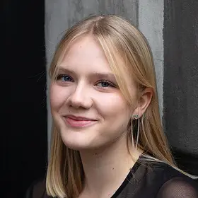 Portrait von Lea Bennmann,  Absolventin der IAF Schauspielschule, 2023