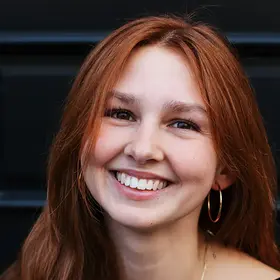 Portrait von Naoli Hinterberger, Absolventin der IAF Schauspielschule, 2022