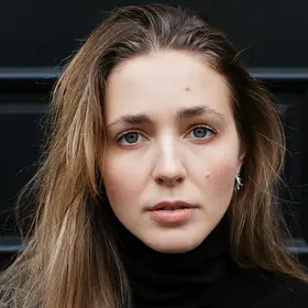 Portrait von Viola von Hoesslin, Absolventin der IAF Schauspielschule, 2022