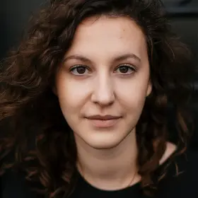 Portrait von Leonille Wittgenstein, Absolventin der IAF Schauspielschule, 2020
