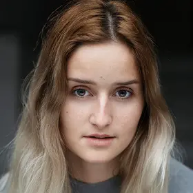 Portrait von Whitney Laurence Bründler, Absolventin der IAF Schauspielschule, 2019