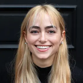 Portrait von Maja Elisabeth Wulff, Absolventin der IAF Schauspielschule, 2023