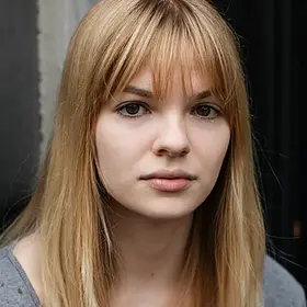 Portrait von Alina A. Bergmann, Absolventin der IAF Schauspielschule, 2021