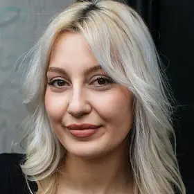 Portrait von Linn Telker, Absolventin der IAF Schauspielschule, 2022