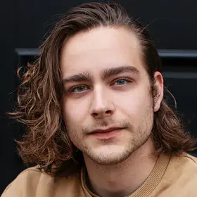 Portrait von Luca Müller, Absolventin der IAF Schauspielschule, 2022
