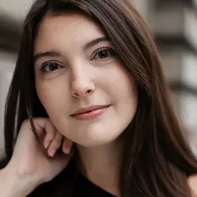 Portrait von Simone Zorn, Absolventin der IAF Schauspielschule, 2019