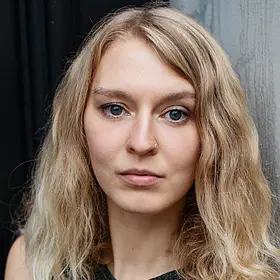 Portrait von Larissa Blanchard, Absolventin der IAF Schauspielschule, 2021