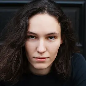 Portrait von Virginia Mörsch, Absolventin der IAF Schauspielschule, 2022