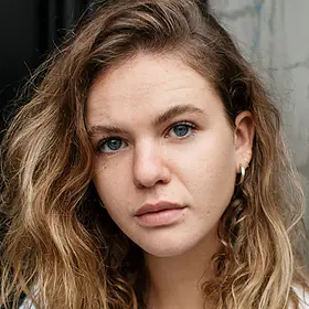 Portrait von Juana Nagel, Absolventin der IAF Schauspielschule, 2021
