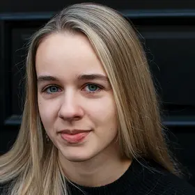 Portrait von Lisa-Marie Stenzel, Absolventin der IAF Schauspielschule, 2022