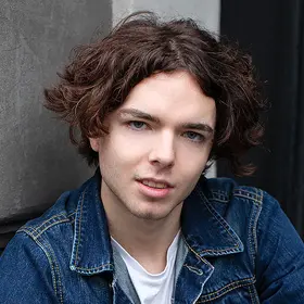 Portrait von Finlay Deavi, Absolvent der IAF Schauspielschule, 2023