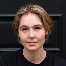 Portrait von Nella Dolder Burri, Absolventin der IAF Schauspielschule, 2023