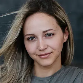 Portrait von Sophia de Oliveira, Absolventin der IAF Schauspielschule, 2018