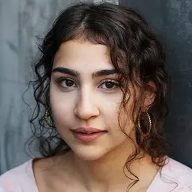 Portrait von Hanna Gharib, Absolventin der IAF Schauspielschule, 2022