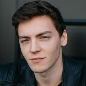 Portrait von Maximilian Schneider, Absolvent der IAF Schauspielschule, 2020