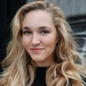 Portrait von Cynthia Holtz, Absolventin der IAF Schauspielschule, 2019