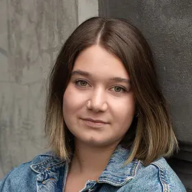 Portrait von Sahra Fischer, Absolventin der IAF Schauspielschule, 2023