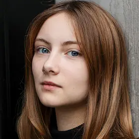 Portrait von Sonja Joanne Geller, Absolventin der IAF Schauspielschule, 2021