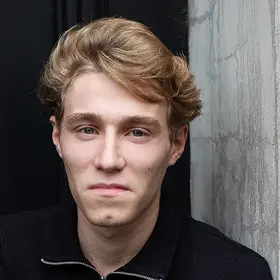 Portrait von Enzo Hilgers, Absolvent der IAF Schauspielschule, 2023