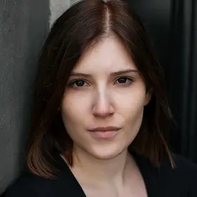 Portrait von Jennifer Kokoska, Absolventin der IAF Schauspielschule, 2020