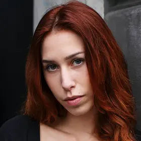 Portrait von Louisa Laux, Absolventin der IAF Schauspielschule, 2022