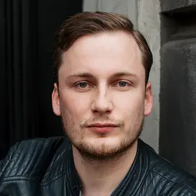 Portrait von Ian Ahlers, Absolvent der IAF Schauspielschule, 2022
