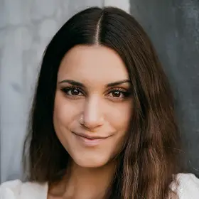 Portrait von Janet Jasmin Bruker, Absolventin der IAF Schauspielschule, 2022
