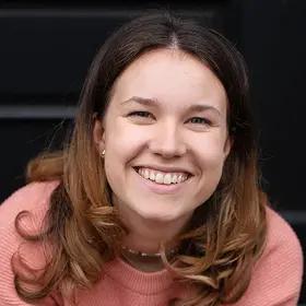 Portrait von Charlotta Jaccobeit, Absolventin der IAF Schauspielschule, 2023