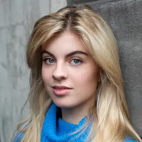 Portrait von Tara Klanke, Absolventin der IAF Schauspielschule, 2023