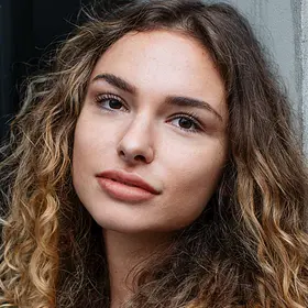 Portrait von Silvana Synovia, Absolventin der IAF Schauspielschule, 2021