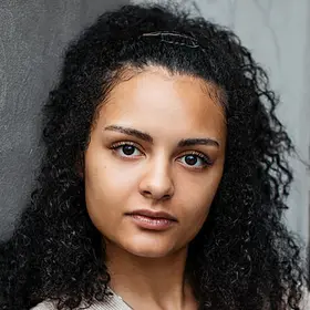 Portrait von Déborah Jo, Absolventin der IAF Schauspielschule, 2021