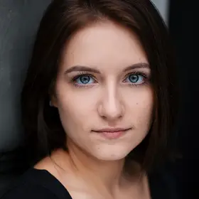 Portrait von Alexa Krummenacher, Absolventin der IAF Schauspielschule, 2019