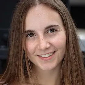 Portrait von Sandra Markert, Absolventin der IAF Schauspielschule, 2022