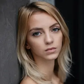 Portrait von Isabella Schmidtke, Absolventin der IAF Schauspielschule, 2019