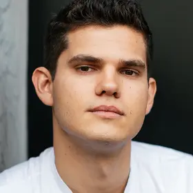 Portrait von Manuel Geissler, Absolvent der IAF Schauspielschule, 2020