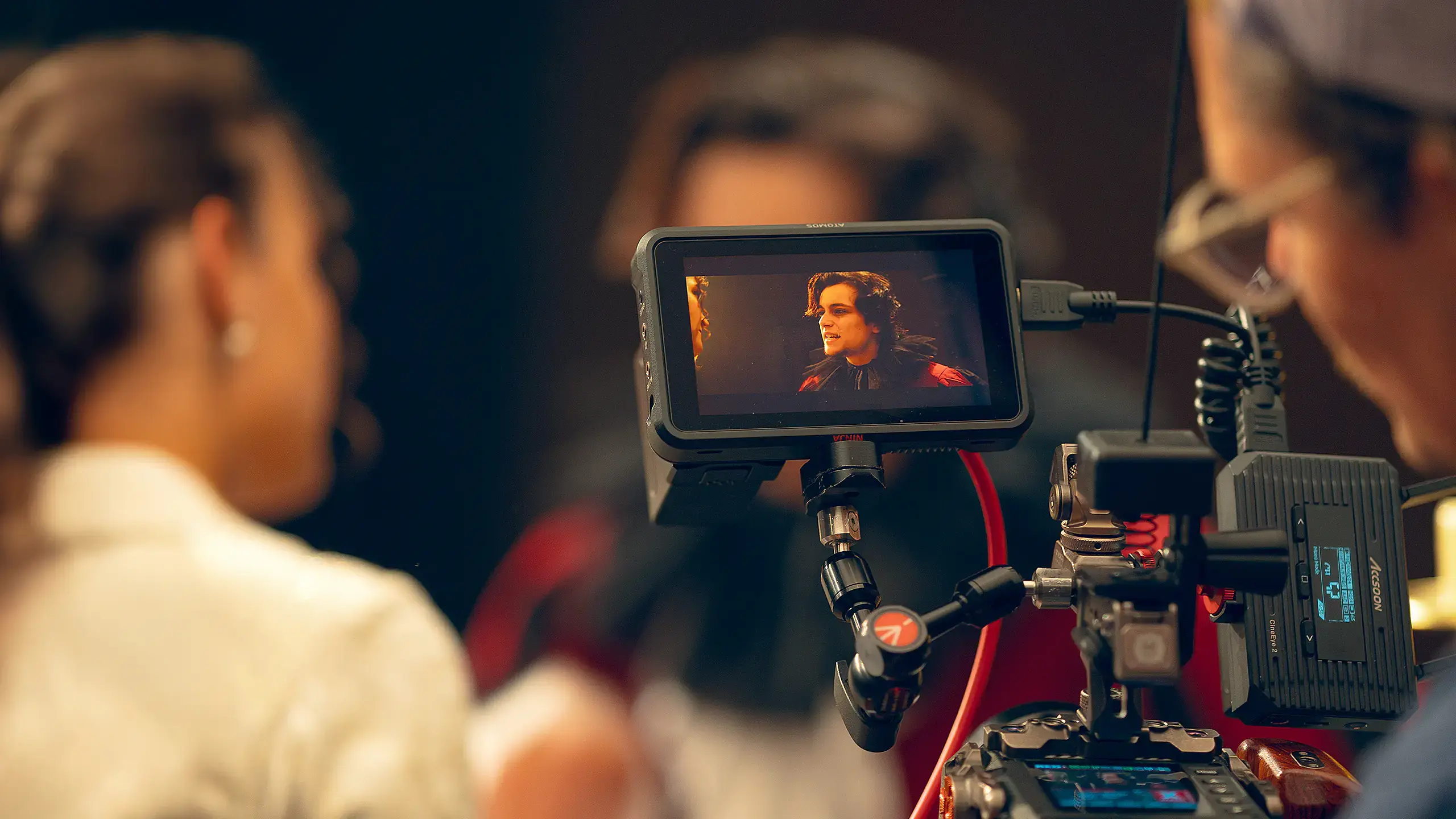 Blick auf einen Kameramonitor am Filmset mit Schauspieler auf dem Display