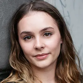Portrait von Nele Neomi Kuppens, Absolventin der IAF Schauspielschule, 2021
