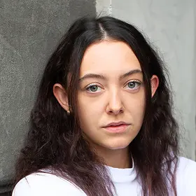 Portrait von Lena Luzia, Absolventin der IAF Schauspielschule, 2023