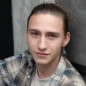 Portrait von Béla Kampschulte, Absolvent der IAF Schauspielschule, 2023