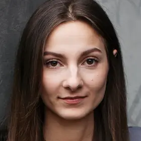 Portrait von Vivien Schug, Absolventin der IAF Schauspielschule, 2022