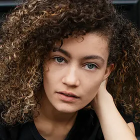 Portrait von Vanessa Strasser, Absolventin der IAF Schauspielschule, 2021