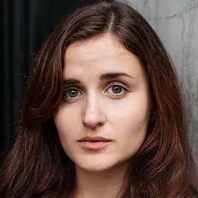 Portrait von Samira Yildiz, Absolventin der IAF Schauspielschule, 2021