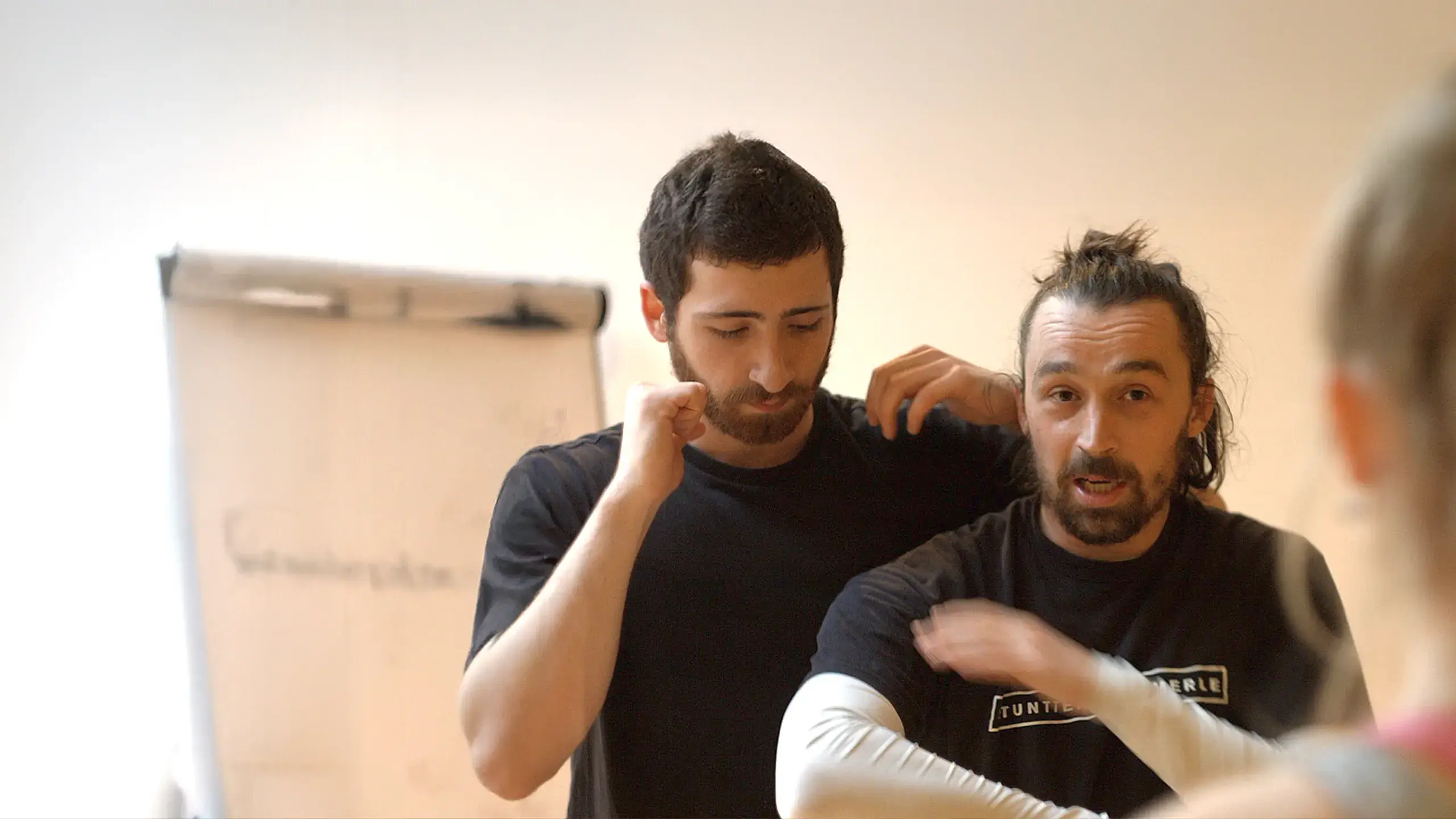 Lehrer zeigt einem Schüler eine Filmfighting-Technik während des Unterrichts an einer Schauspielschule